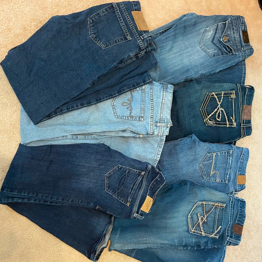 This is an assortment of bootcut and straight leg jeans, majority being bootcut.